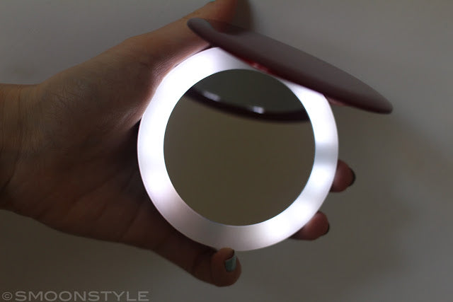 LED ring light on Pearl Compact Mirror USB Battery