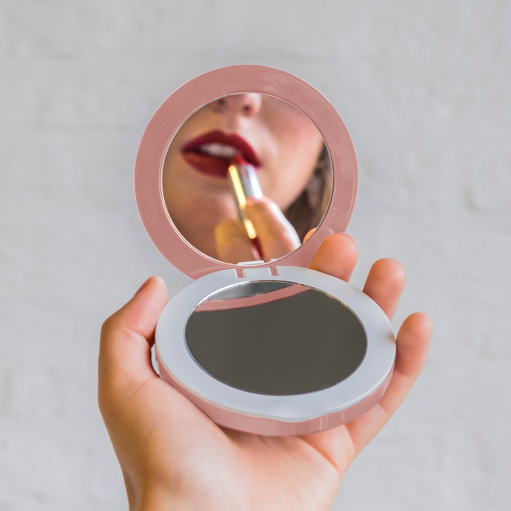 PEARL: LED Compact Mirror & USB Battery Pack